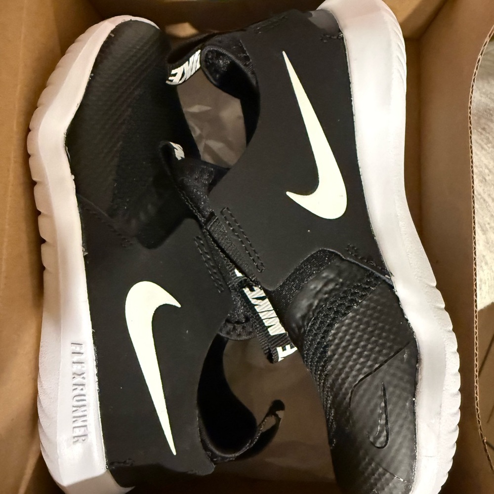 Nike Kids Black Flex Runner (TD). Slip on running shoes for toddler. US size 10c